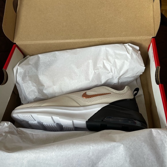 Nike Womens WMNS Air Max Motion 2 Size 8.5. Color OREWOOD BRN/METALLIC COPPER - Picture 11 of 12